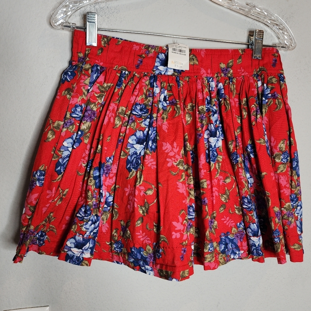 NWT‎ Abercrombie Red Blue Floral Pull On Full Mini Skirt. Size Medium. Pockets